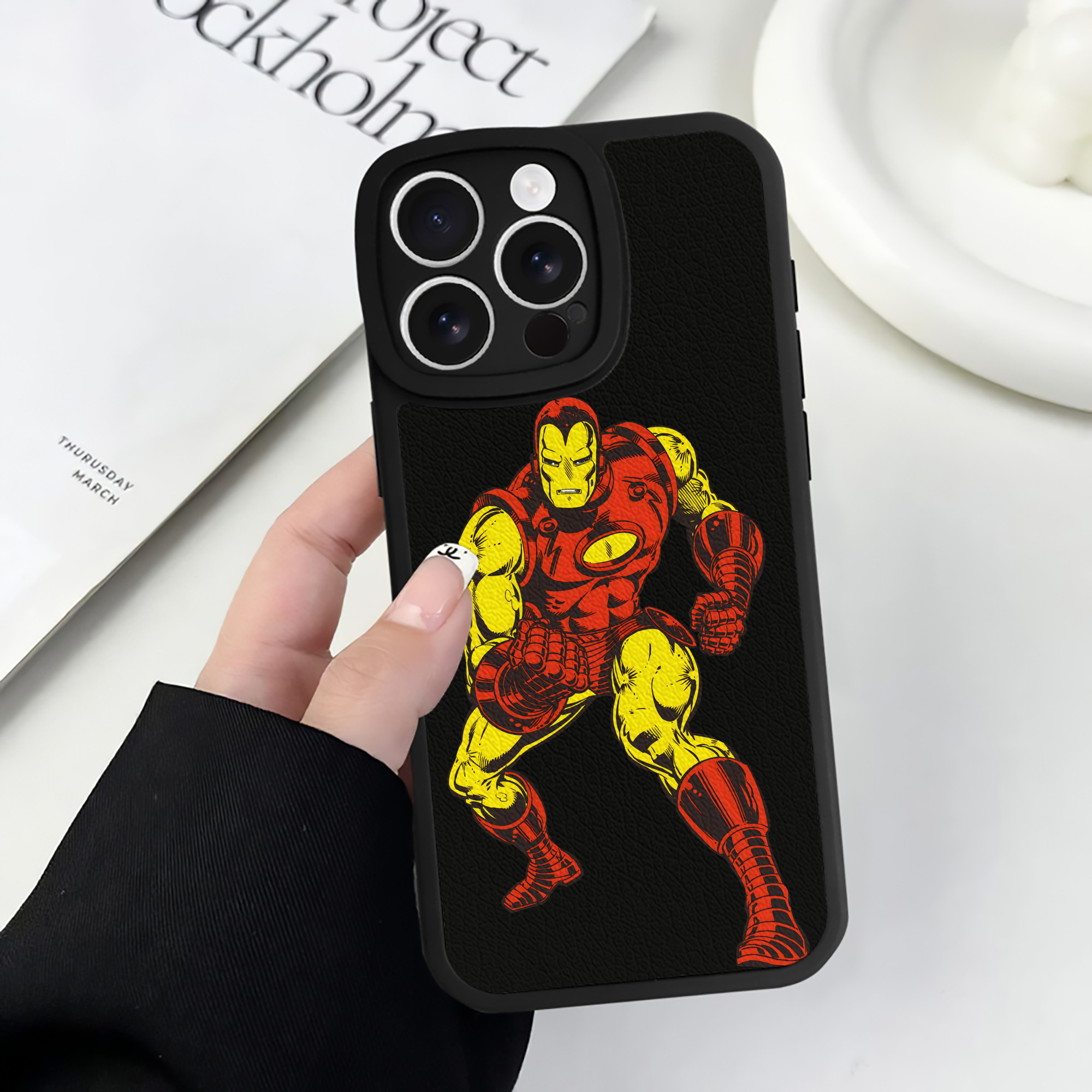 （画像用） アベンジャーズ The Avengers 【iPhone 16シリーズ対応】シリコンスマホケース（レザー調） 材質：シリコン